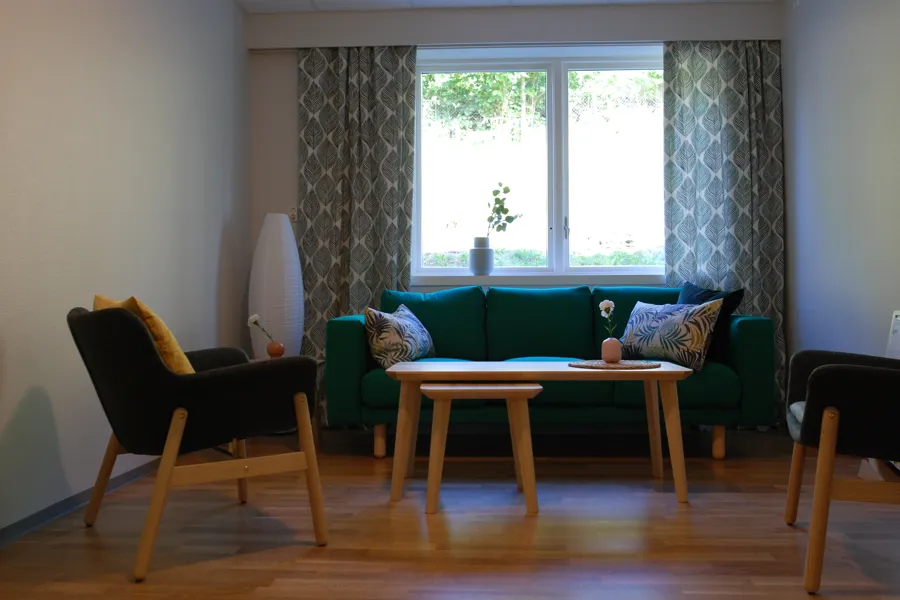 Barnerommet på Voss DPS med sofagruppe og tilgang til leker
