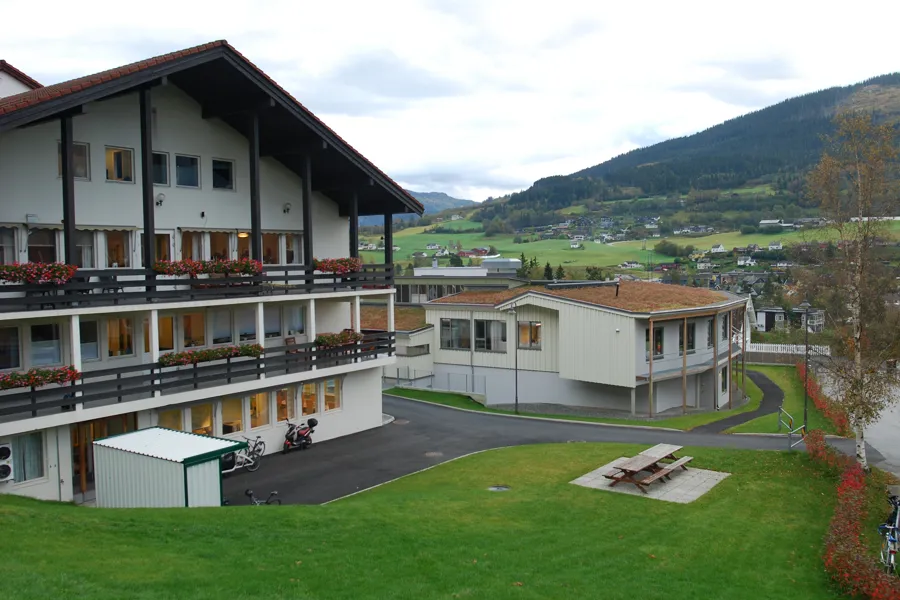 Områdefoto av Voss DPS med bygg 1 i fokus (døgn/administrasjon)